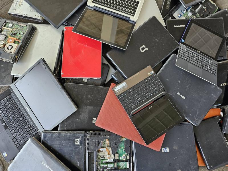700 Elektrošrot, laptopy, notebooky bez baterií 700 Elektrošrot, laptopy, notebooky bez baterií